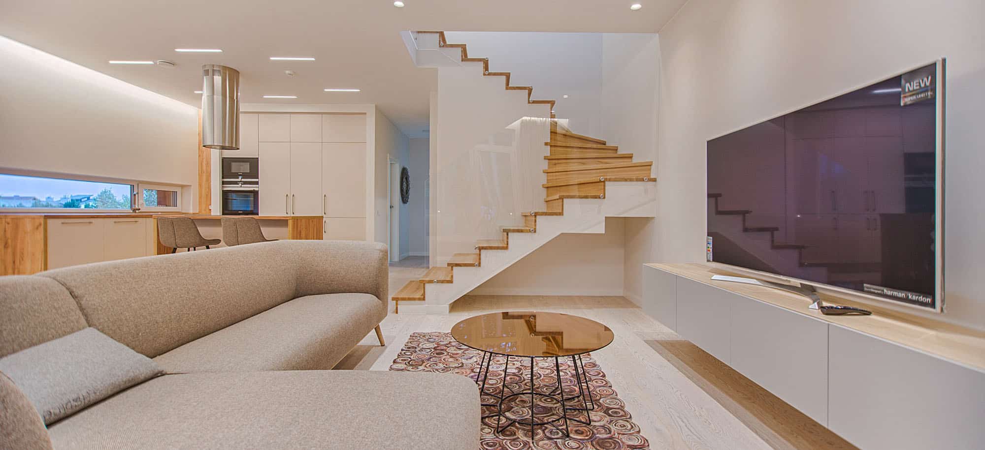 A luxurious and spacious living room